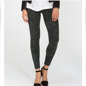 SPANX GREEN CAMO Seamless Shaping Leggings. Size medium